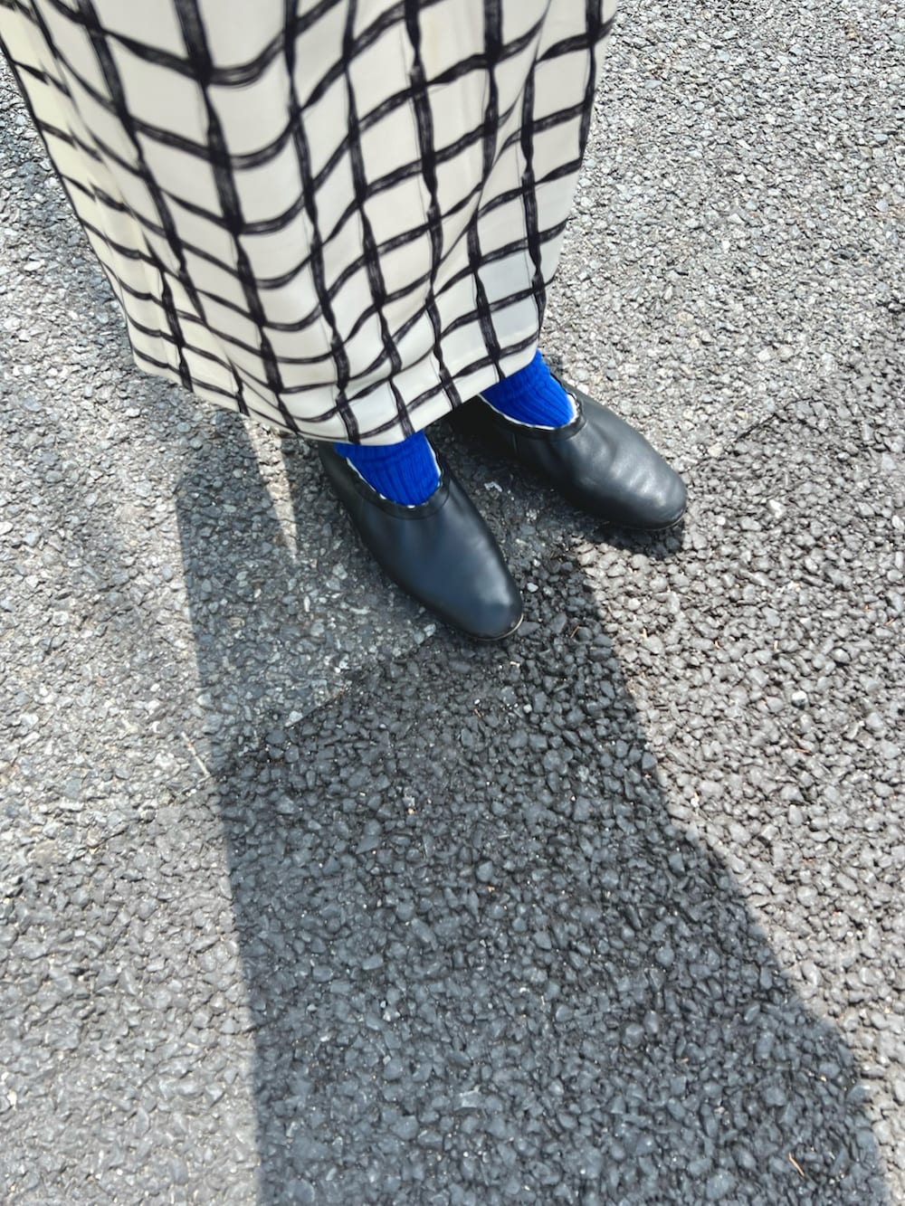 ブラック系のカーディガン/ボレロ、ベージュ系のスカート、ブラック系のバレエシューズを着用したレディースの春コーディネートの3枚目の写真