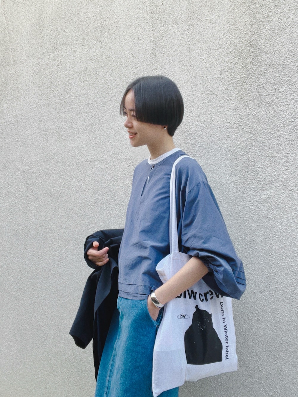 ブルー系のデニムスカート、その他のシャツ/ブラウス、ホワイト系のTシャツ/カットソーを着用したレディースの春コーディネートの2枚目の写真