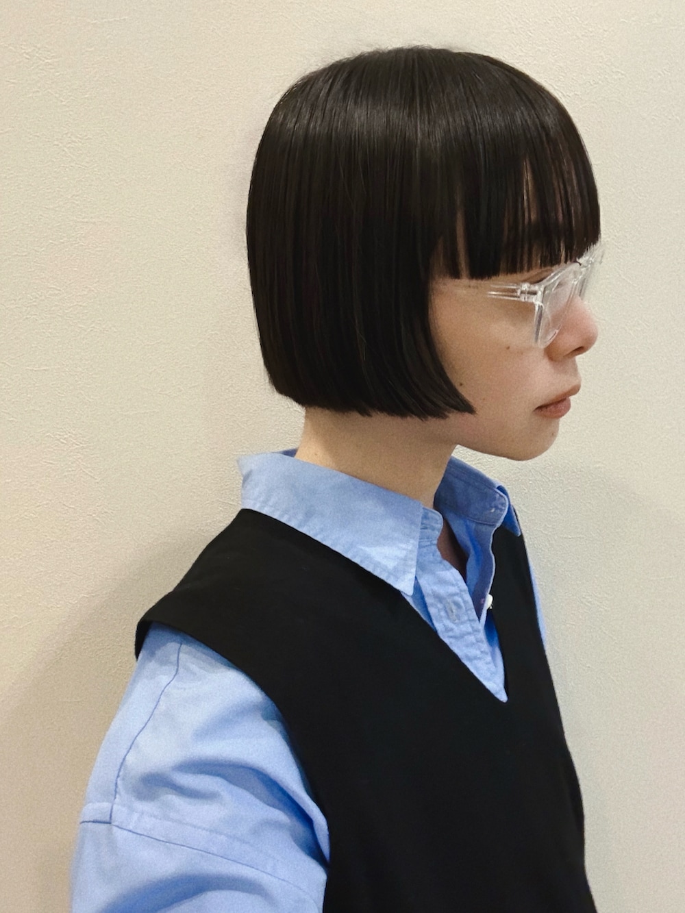 ブラック系のスウェットパンツ、ブルー系のシャツ/ブラウス、ブラック系のスニーカーを着用したレディースの冬コーディネートの3枚目の写真