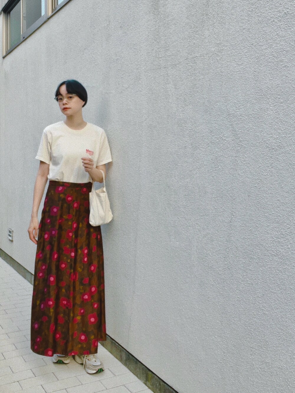 ベージュ系のTシャツ/カットソー、ブラウン系のスカート、レッド系のネックレスを着用したレディースの夏コーディネートの2枚目の写真