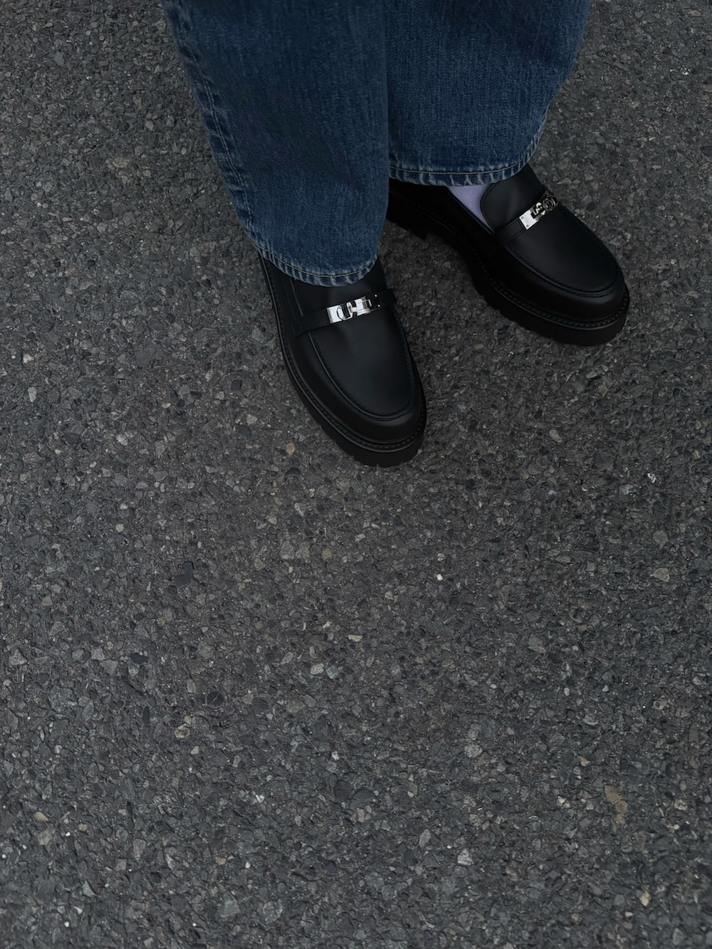 ブルー系のジャケット/アウター、ブルー系のシャツ/ブラウス、ブルー系のデニムパンツを着用したレディースの春コーディネートの4枚目の写真