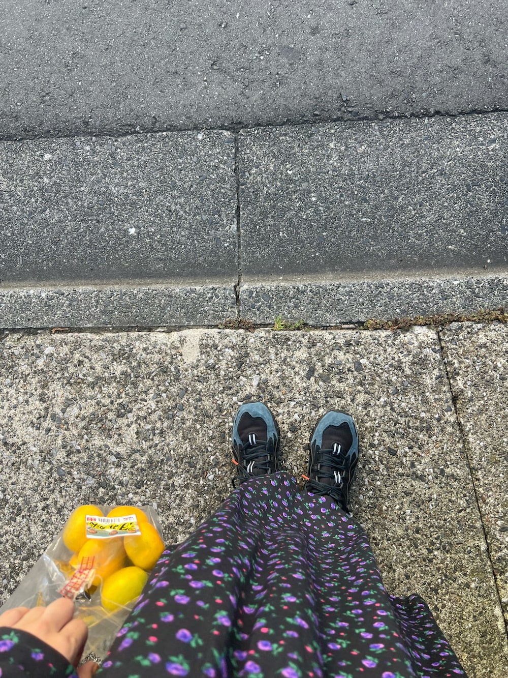 ブラック系のワンピース、グレー系のバックパック/リュック、ブラック系のスニーカーを着用したレディースの秋コーディネートの3枚目の写真