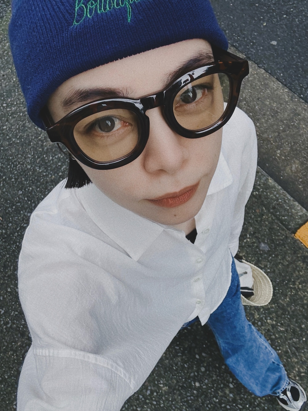 ホワイト系のシャツ/ブラウス、ブルー系のデニムパンツ、ブラック系のスニーカーを着用したレディースの夏コーディネートの4枚目の写真