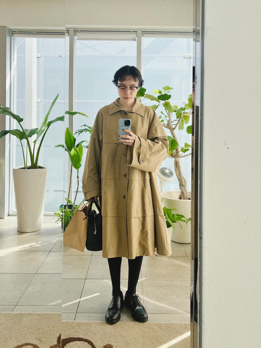 「ロングシャツ、ロングタンクトップ、シンプルコーデ、シンプル、シンプルスタイル、Curensology、シャツスタイル、春色、大人ファッション、arts & science、革靴、ANREALAGE、めがね、ママコーデ」｜「CurensologyのCurensology(カレンソロジー)/コットンロングタンクニット（タンクトップ、グレー系）」を使った、Kanocoさん（レディース・170cm）の冬コーディネートの2枚目の写真