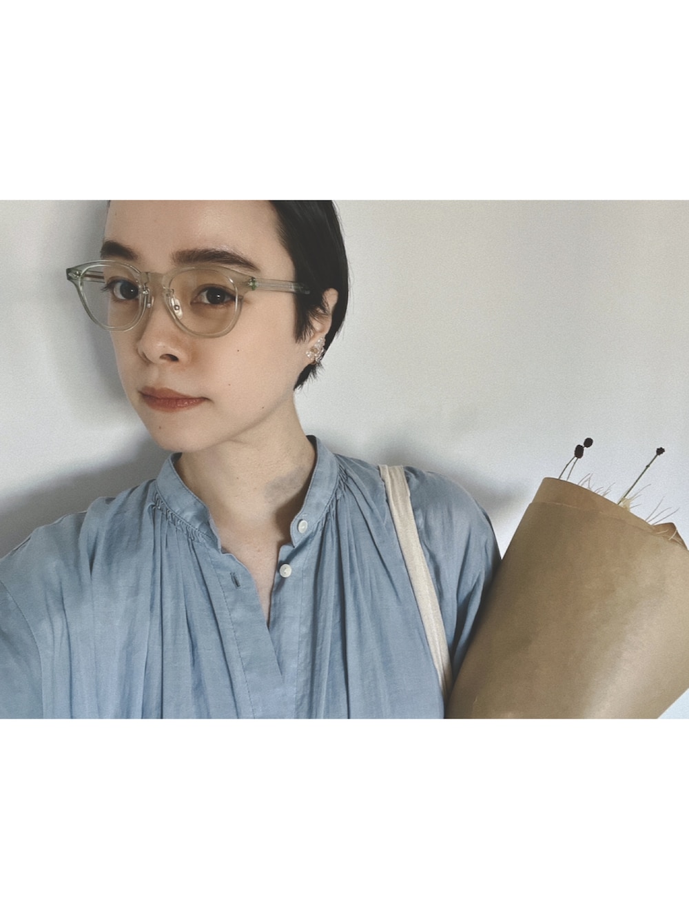 ブルー系のシャツワンピース、シルバー系のスリッポン、その他のメガネを着用したレディースの秋コーディネートの2枚目の写真