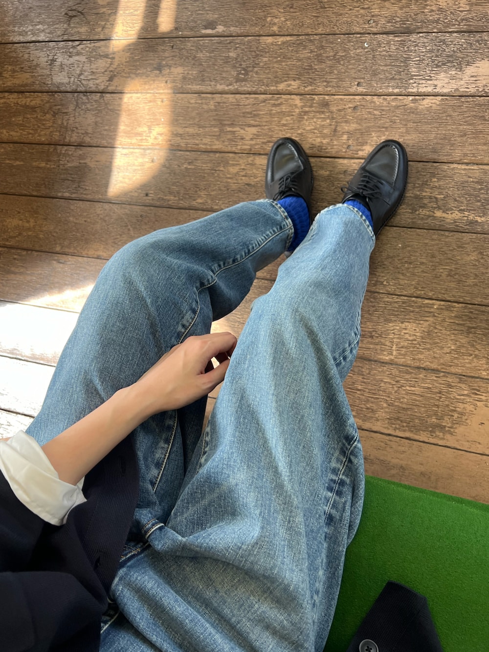 「白シャツ、白シャツ×デニム、革靴、UNIQLO、ユニクロ、ベレー帽、シンプルコーデ、シンプル、シンプルスタイル、カジュアル、カジュアルコーデ、デニム、秋服、ママコーデ」｜「nagonstansのModest P-03（デニムパンツ、ブルー系）」を使った、Kanocoさん（レディース・170cm）の秋コーディネートの3枚目の写真