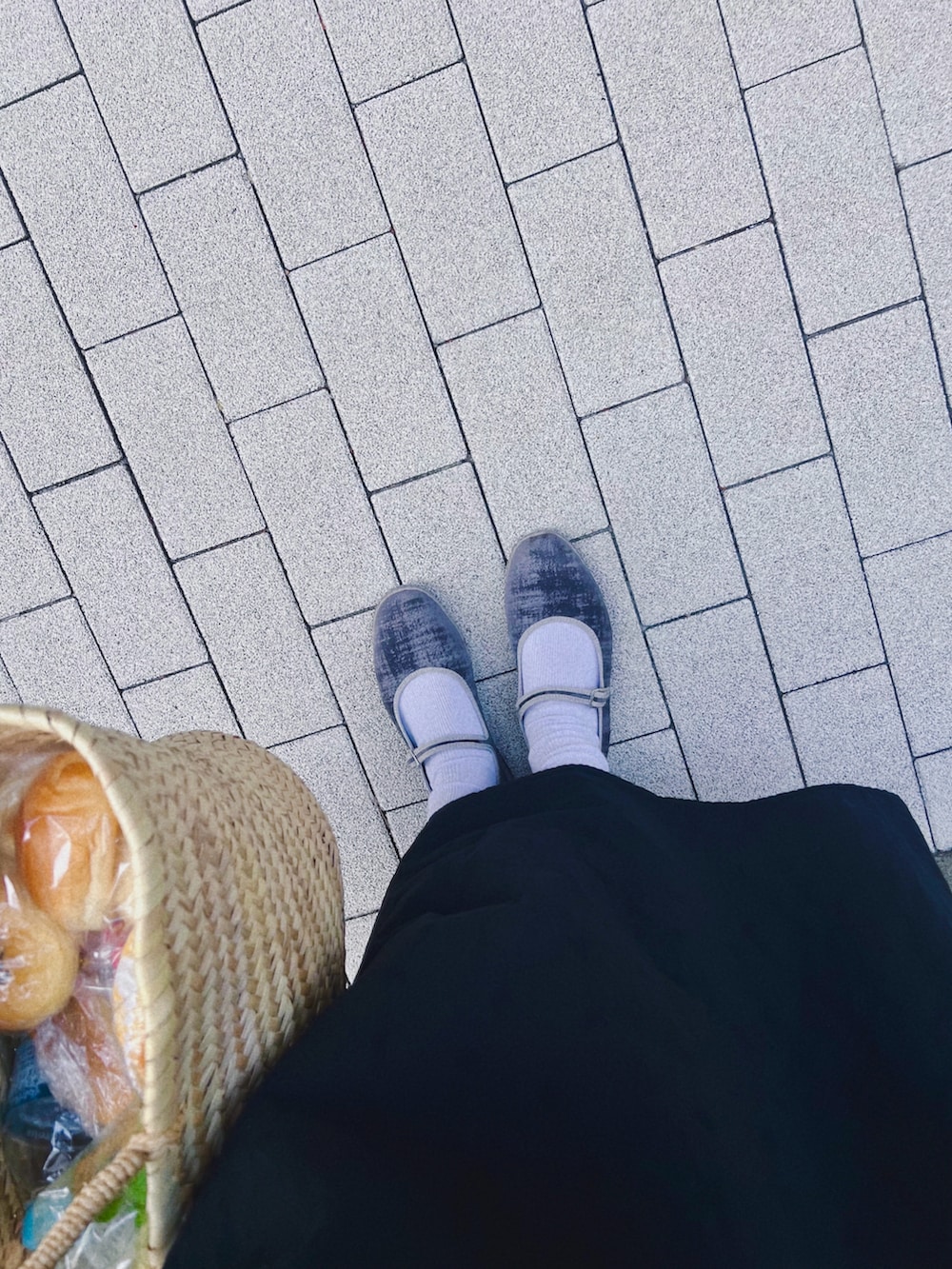 ベージュ系のかごバッグ、ブラック系のワンピース/ドレス、グレー系のシューズを着用したレディースの秋コーディネートの2枚目の写真