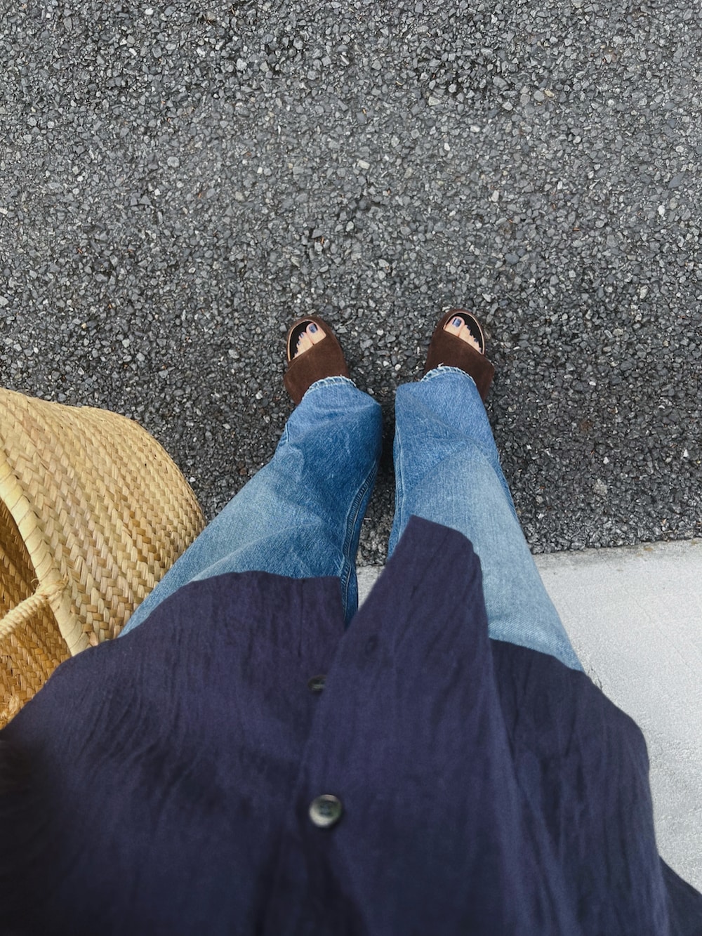 ブルー系のシャツ/ブラウス、ブルー系のデニムパンツ、ブラウン系のサンダルを着用したレディースの夏コーディネートの5枚目の写真