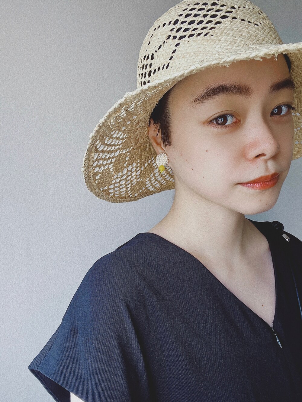 ブラック系のサロペット/オーバーオール、ブラック系のショルダーバッグ、ブラック系のサンダルを着用したレディースの夏コーディネートの2枚目の写真