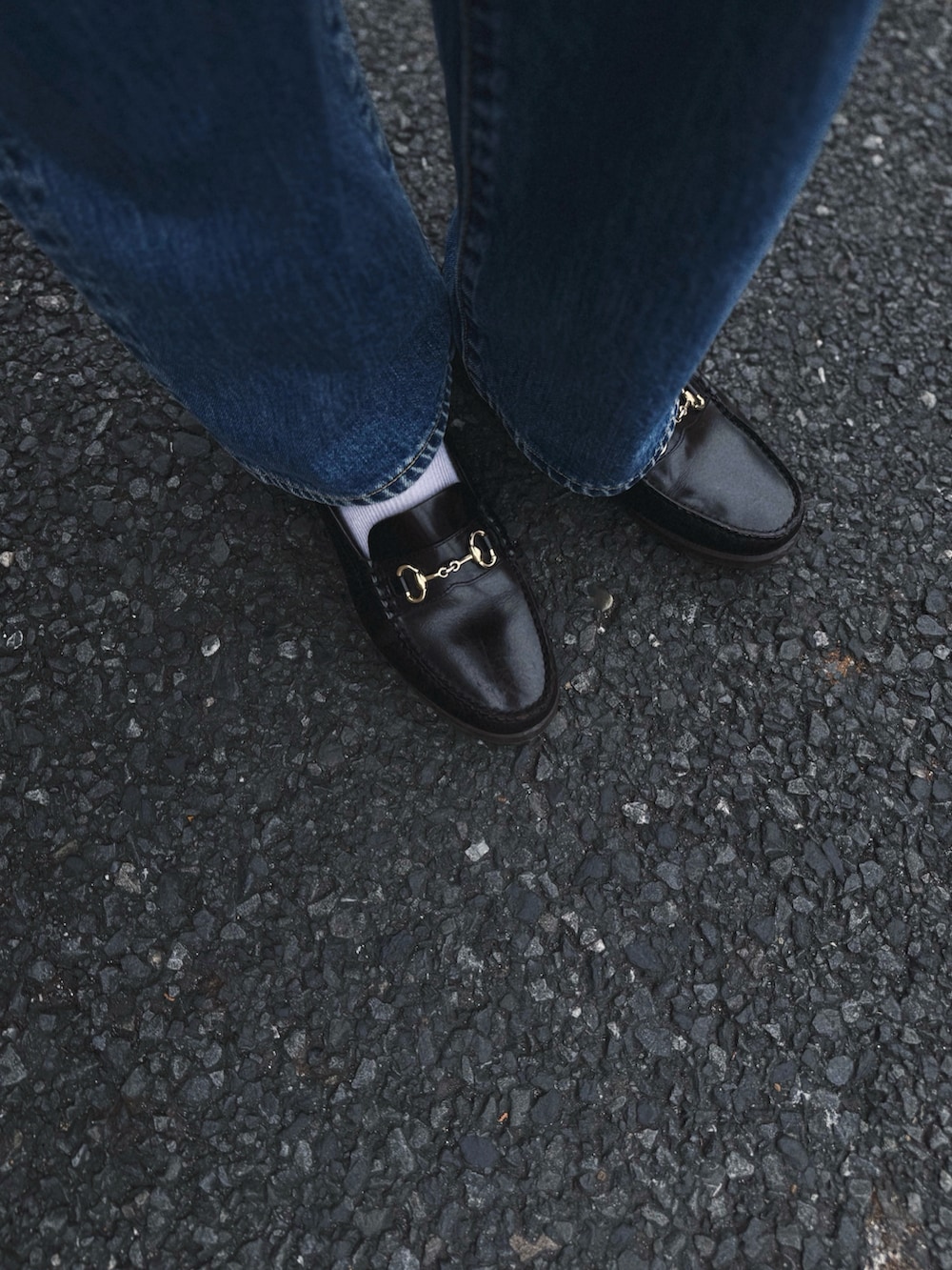 ブラウン系のテーラードジャケット、ブルー系のデニムパンツ、ブラウン系のローファーを着用したレディースの春コーディネートの4枚目の写真