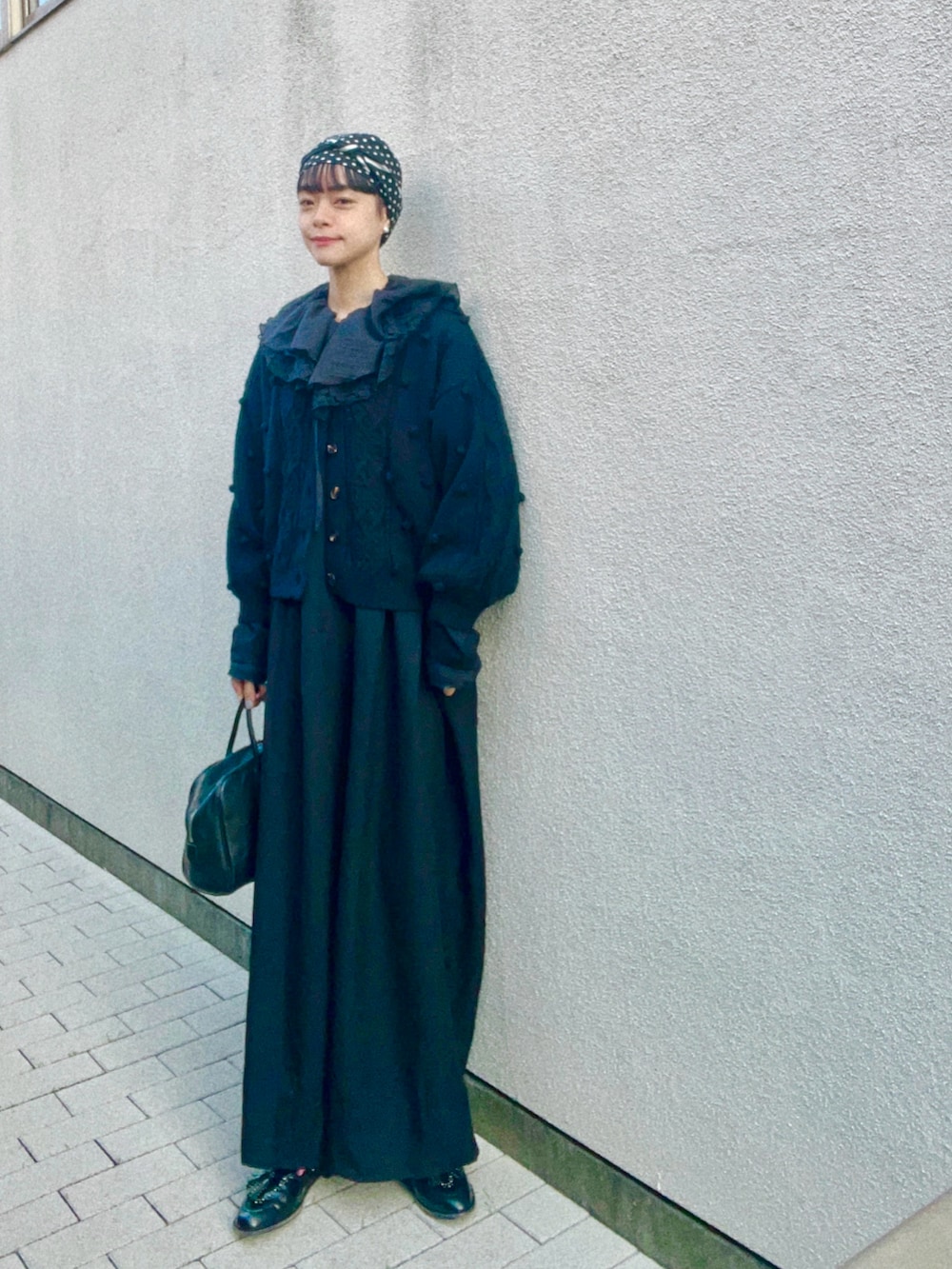 ブラック系のカーディガン/ボレロ、ブラック系のシャツ/ブラウス、ブラック系のサロペット/オーバーオールを着用したレディースの秋コーディネートの2枚目の写真