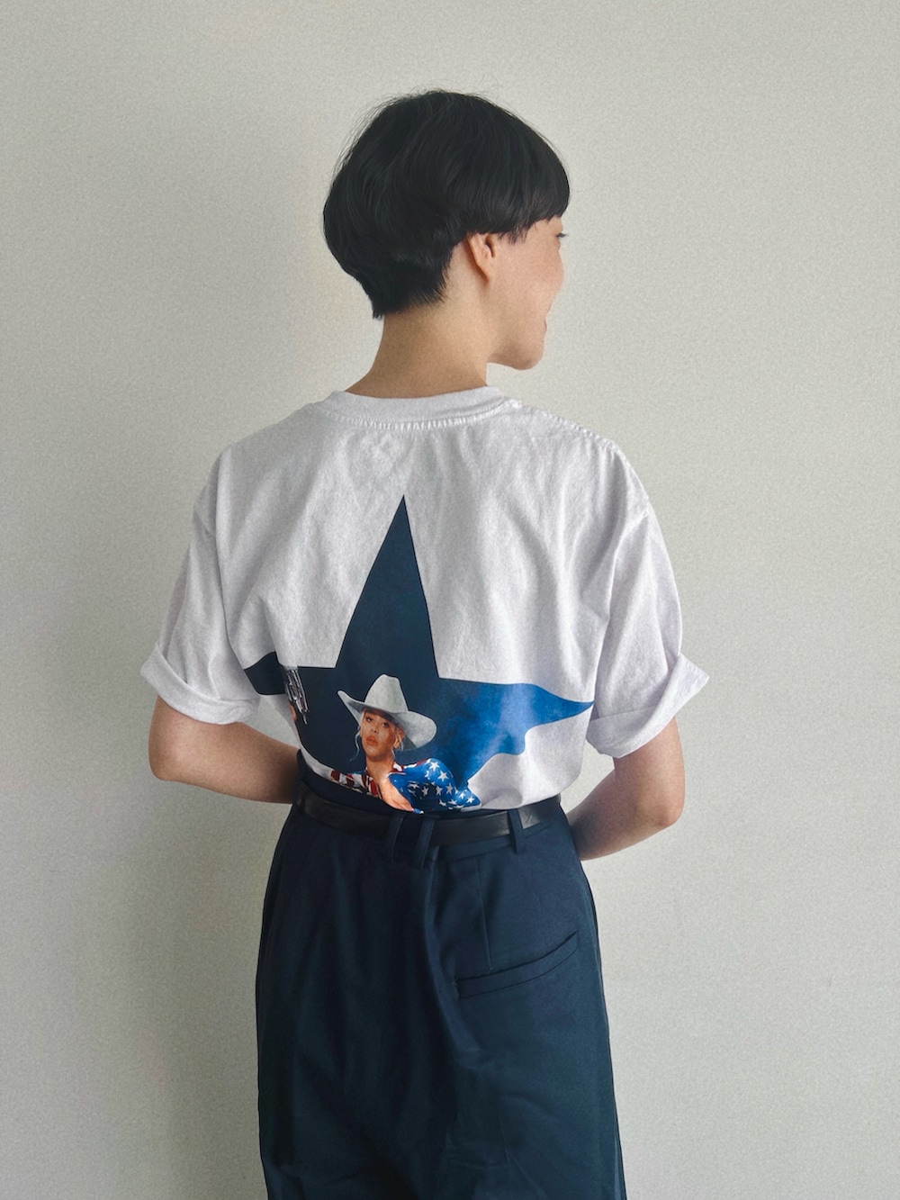 ホワイト系のTシャツ/カットソー、ブルー系のスラックス、ブルー系のトートバッグを着用したレディースの夏コーディネートの2枚目の写真