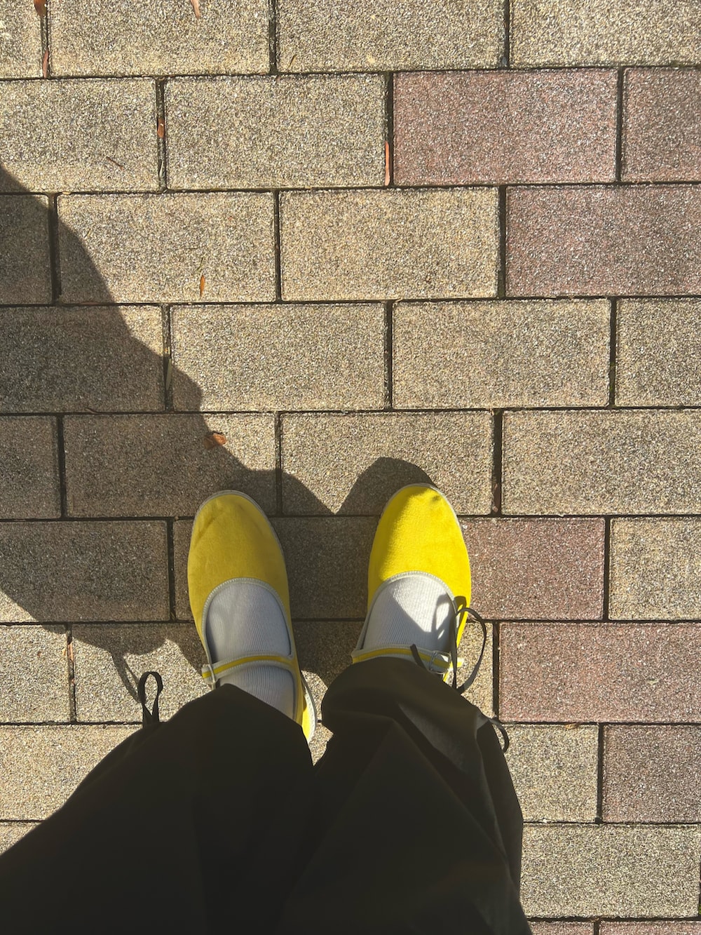 ベージュ系のTシャツ/カットソー、ブラック系のオールインワン・サロペット、ブラック系のバッグを着用したレディースの秋コーディネートの2枚目の写真