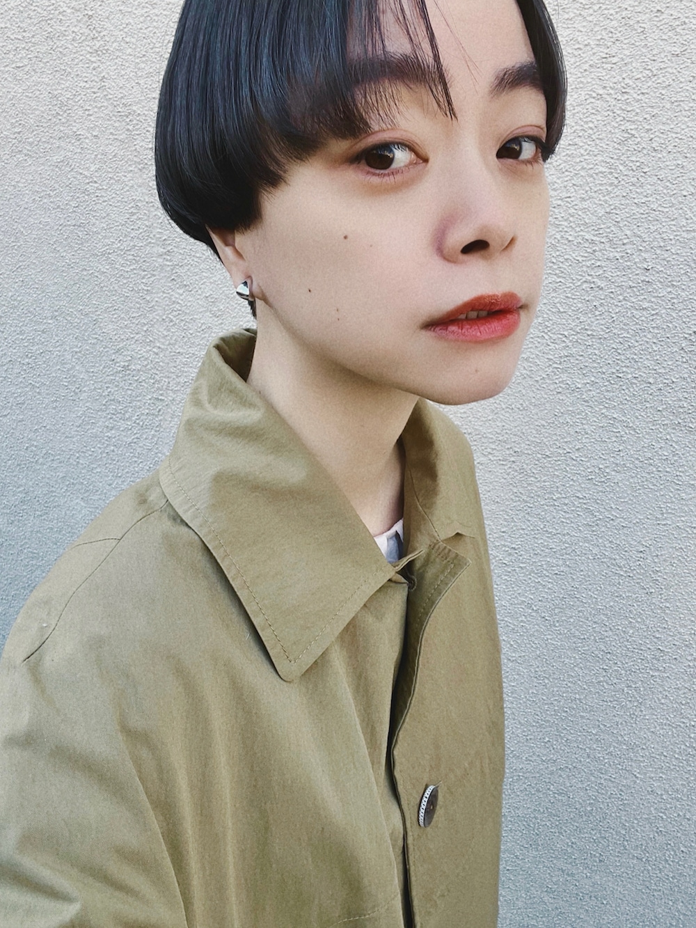 ホワイト系のデニムパンツ、ベージュ系のかごバッグ、ブラック系のシューズを着用したレディースの春コーディネートの3枚目の写真