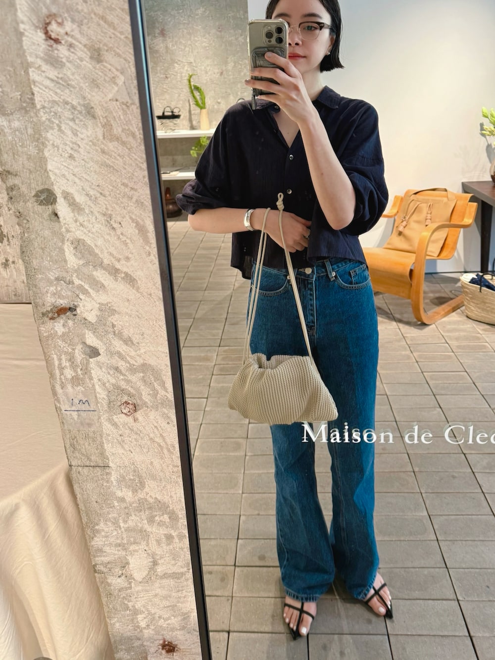 ブルー系のデニムパンツ、ブルー系のシャツ/ブラウス、ベージュ系のかごバッグを着用したレディースの夏コーディネートの4枚目の写真