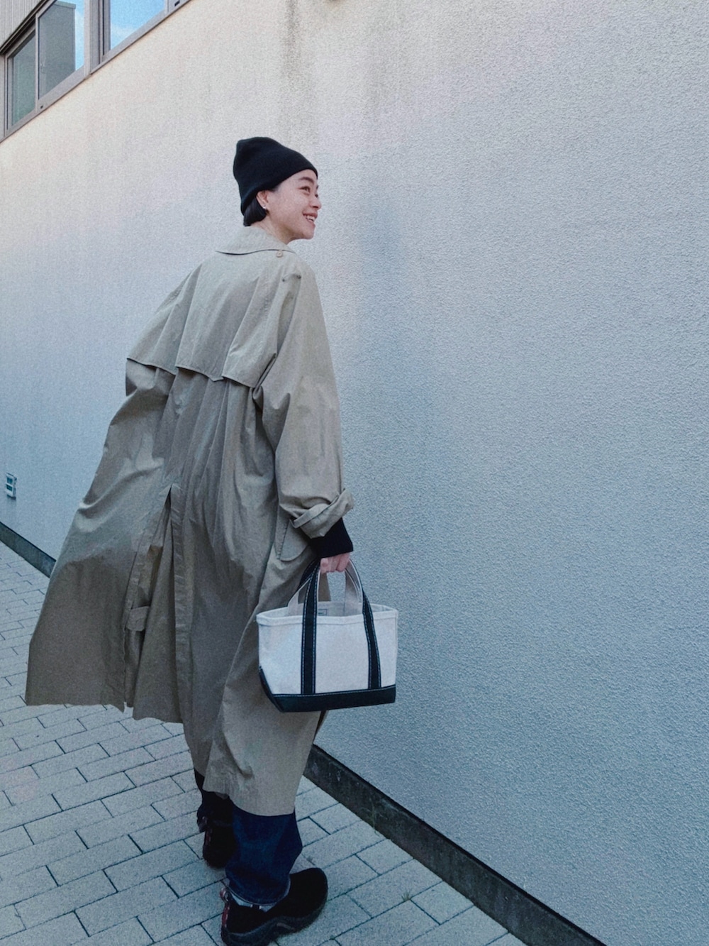 ブルー系のデニムパンツ、ブラック系のカーディガン/ボレロ、グレー系のTシャツ/カットソーを着用したレディースの冬コーディネートの3枚目の写真