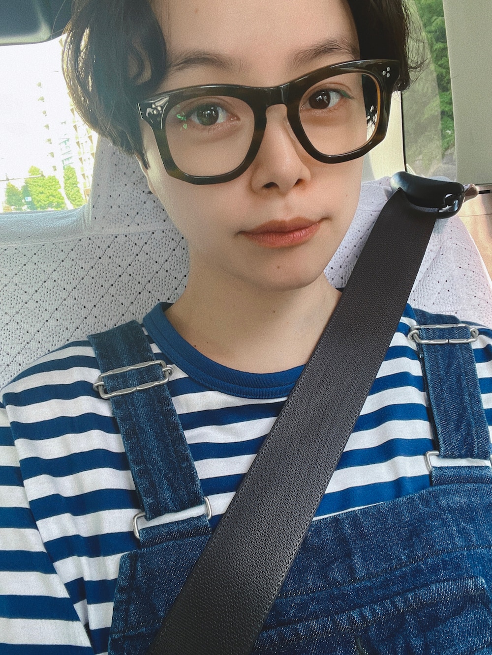 ブルー系のTシャツ/カットソー、ブルー系のサロペット/オーバーオール、ブルー系のその他シューズを着用したレディースの秋コーディネートの2枚目の写真