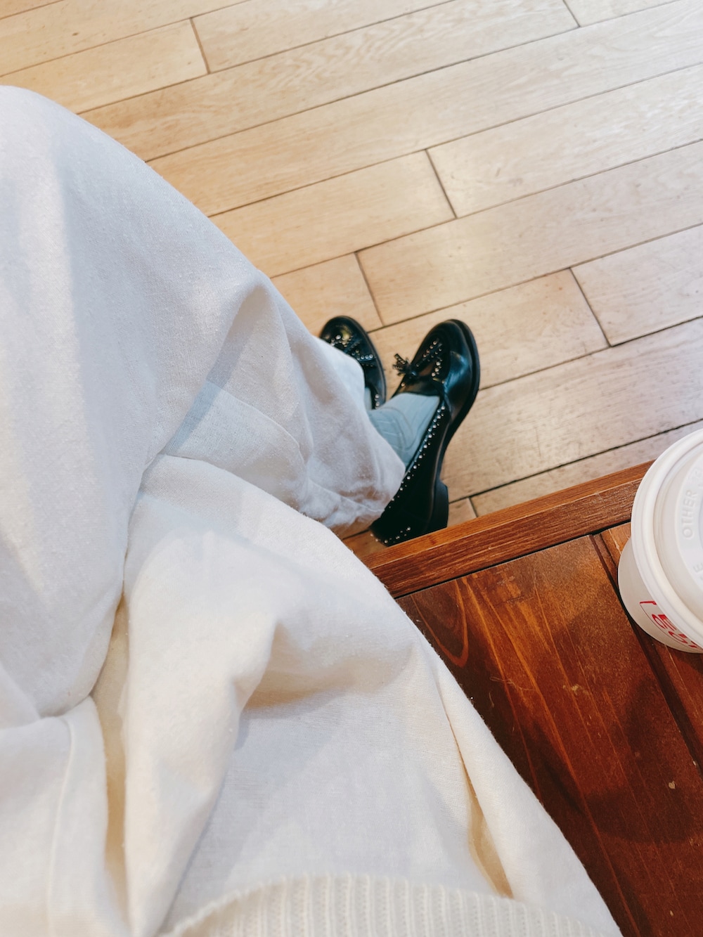 ホワイト系のワンピース、ホワイト系のベスト、ホワイト系のトートバッグを着用したレディースの秋コーディネートの2枚目の写真