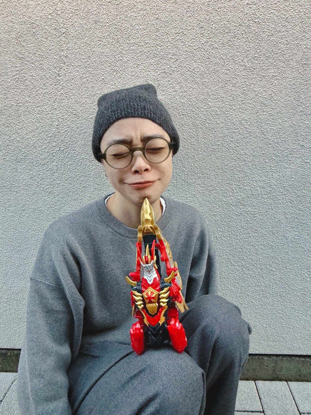 グレー系のニット/セーター、グレー系のその他パンツ、ブラック系のパンプスを着用したレディースの冬コーディネートの2枚目の写真