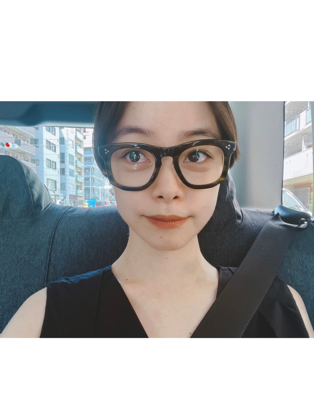 シルバー系のバッグ、ブラック系のつなぎ/オールインワン、ホワイト系のシューズを着用したレディースの秋コーディネートの2枚目の写真