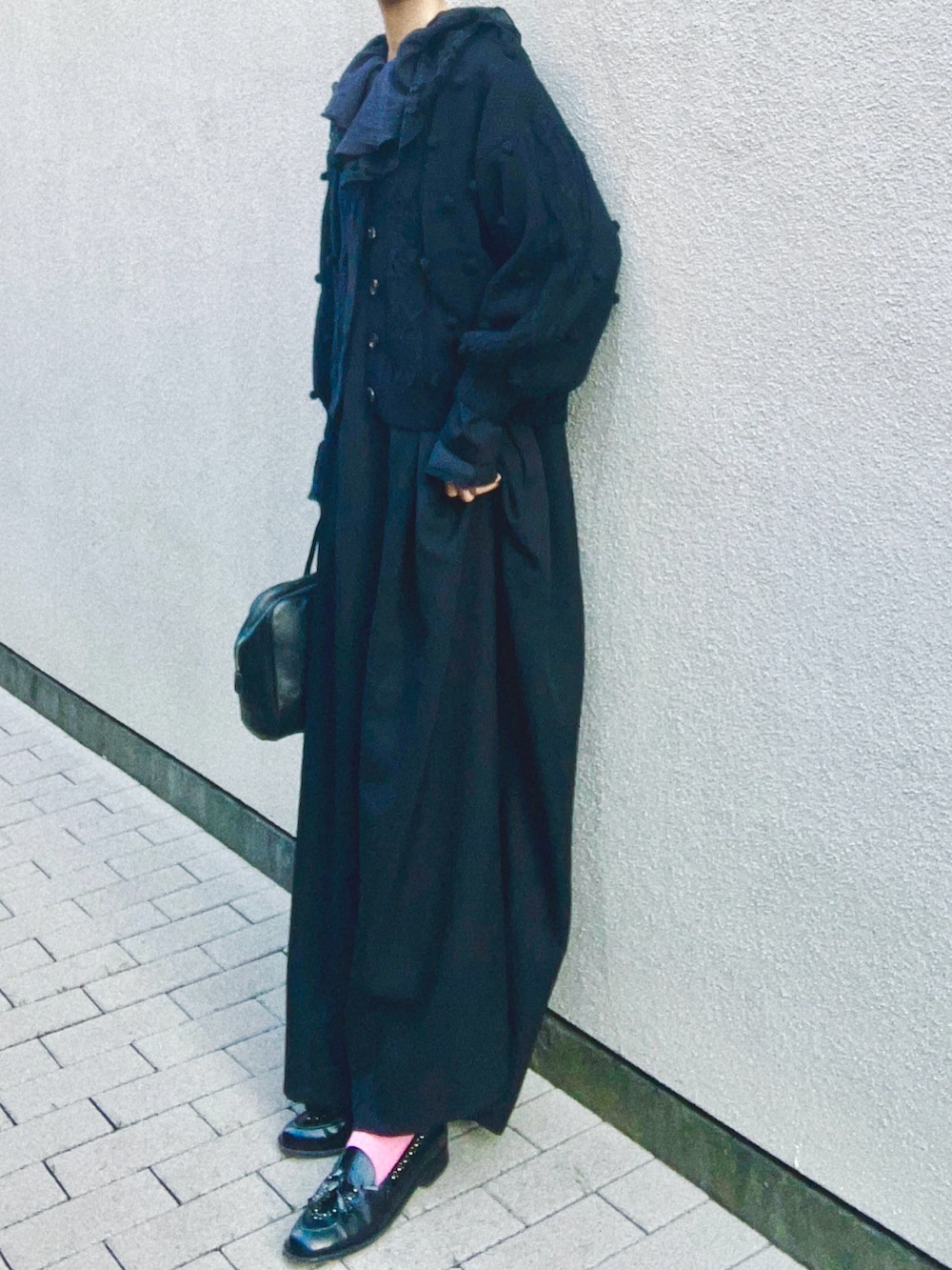 ブラック系のカーディガン/ボレロ、ブラック系のシャツ/ブラウス、ブラック系のサロペット/オーバーオールを着用したレディースの秋コーディネートの3枚目の写真