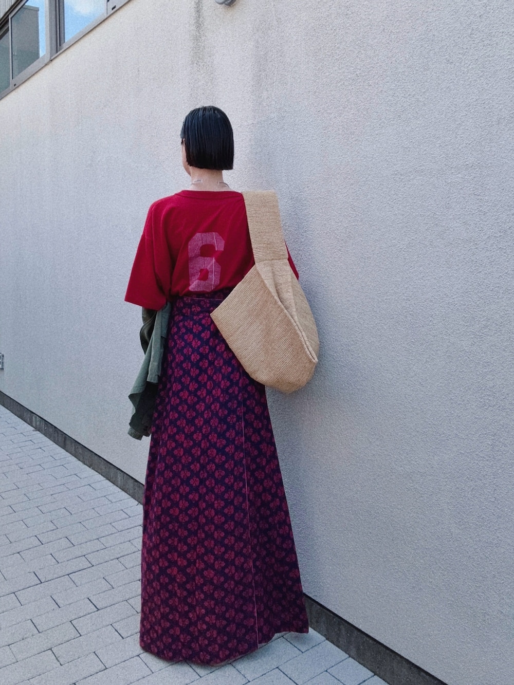 シルバー系のサンダル、ベージュ系のショルダーバッグ、レッド系のTシャツ/カットソーを着用したレディースの春コーディネートの2枚目の写真