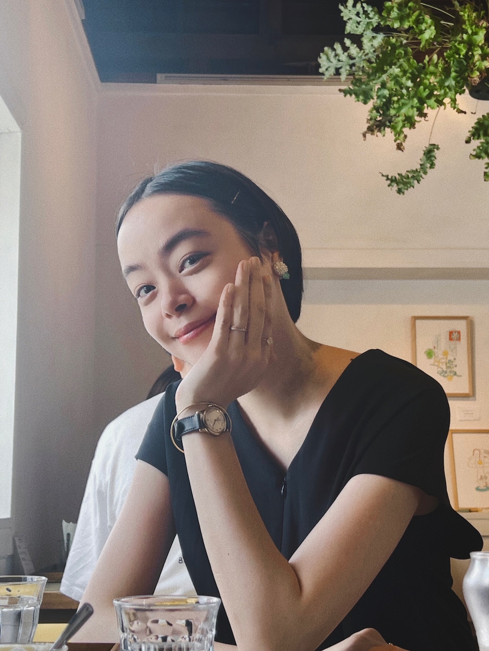 ホワイト系のトートバッグ、ブラック系のサロペット/オーバーオール、ブラック系のサンダルを着用したレディースの秋コーディネートの2枚目の写真