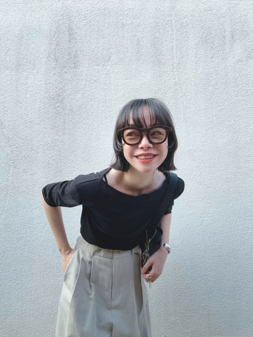 ブラック系のTシャツ/カットソー、ブラック系のバッグ、グリーン系のその他パンツを着用したレディースの夏コーディネートの2枚目の写真
