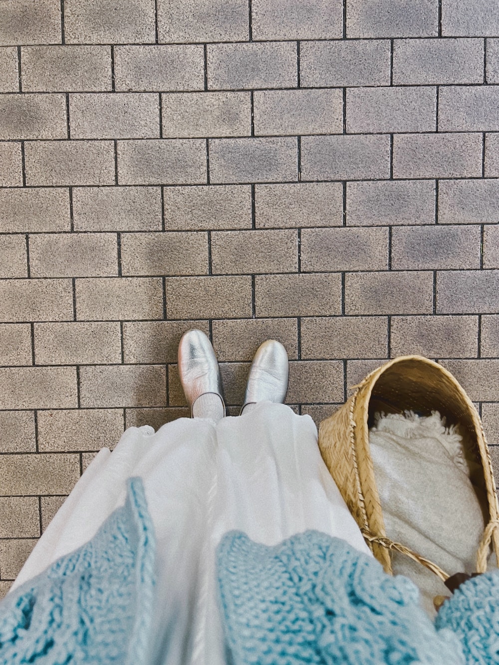 ブルー系のカーディガン/ボレロ、ホワイト系のワンピース、ホワイト系のスカートを着用したレディースの秋コーディネートの2枚目の写真