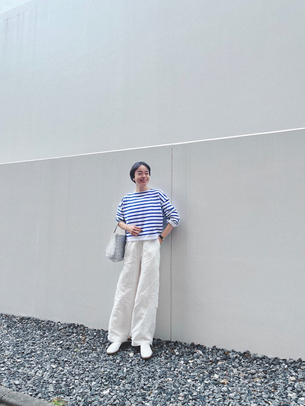 ブルー系のトップス、ホワイト系のその他パンツ、シルバー系のバッグを着用したレディースの夏コーディネートの3枚目の写真