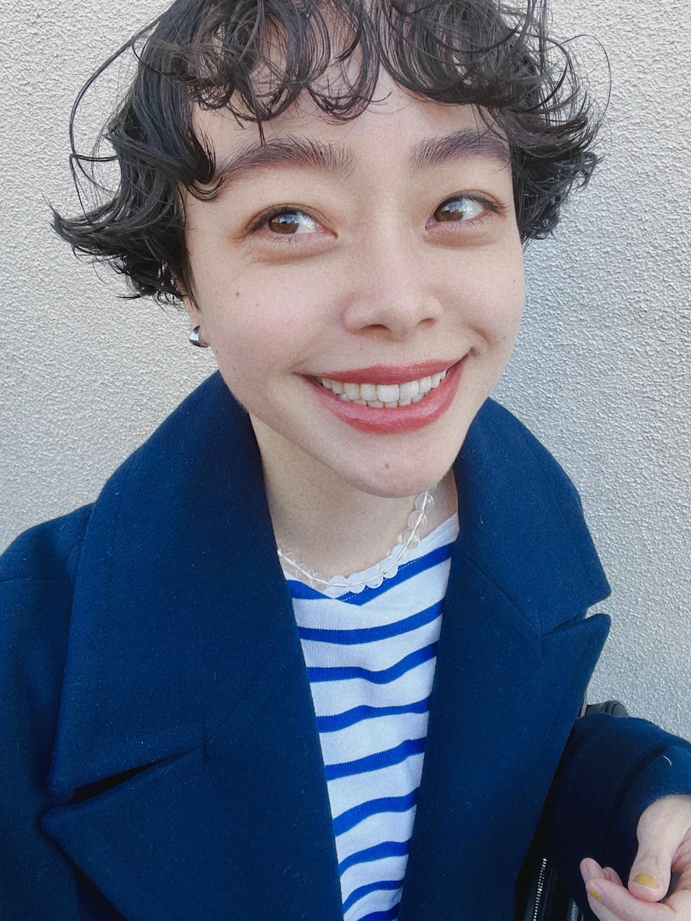 ブルー系のその他アウター、ブルー系のトップス、ブルー系のデニムパンツを着用したレディースの冬コーディネートの3枚目の写真