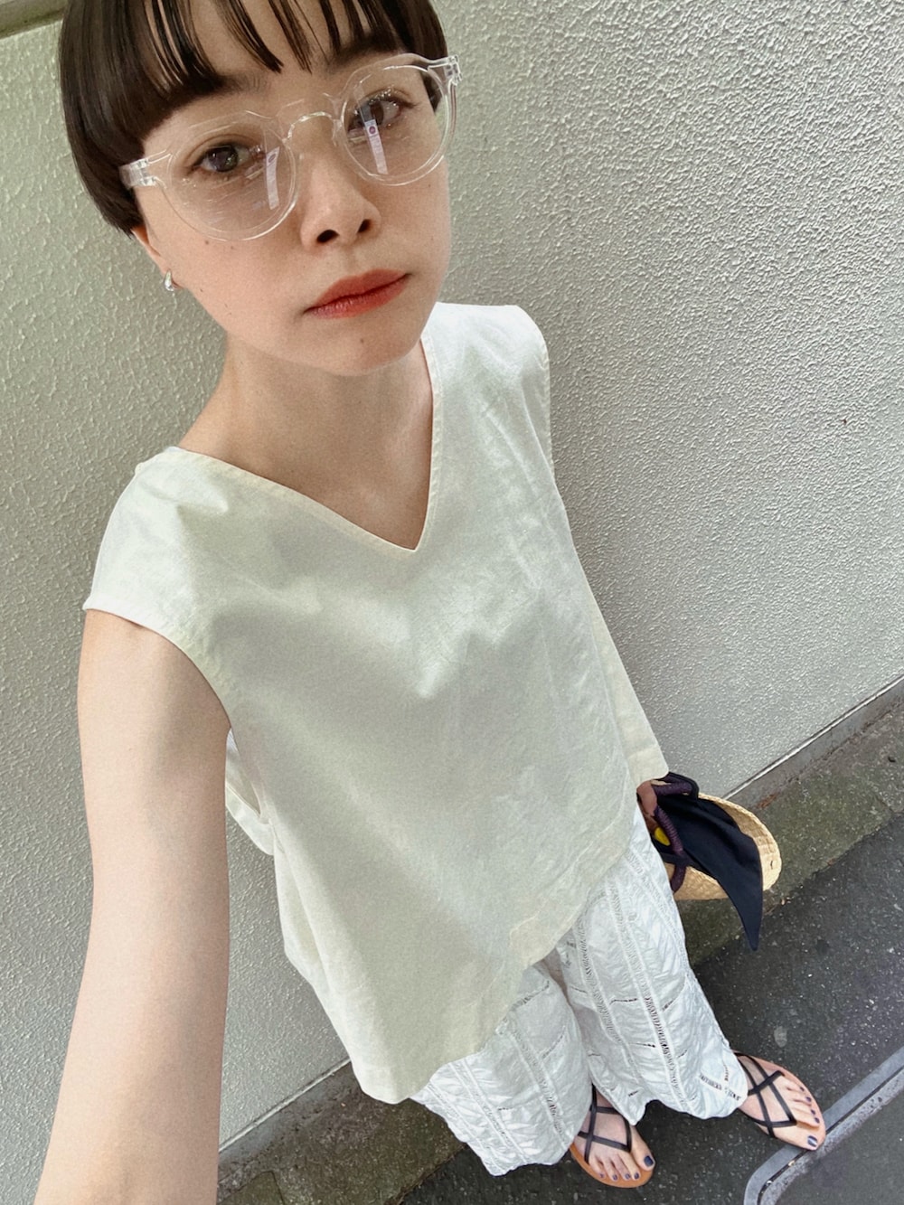 「ノースリーブ、レース、レースパンツ、オールホワイト、ワントーン、モノトーン、かごバッグ、サンダル、シンプルコーデ、シンプル、夏服コーデ、オトナカジュアル、オトナ女子、Curensology、ママコーデ」｜「Bshopのeunoia | スリーブレスVネックプルオーバー WOMEN（シャツ/ブラウス、ホワイト系）」を使った、Kanocoさん（レディース・170cm）の夏コーディネートの3枚目の写真