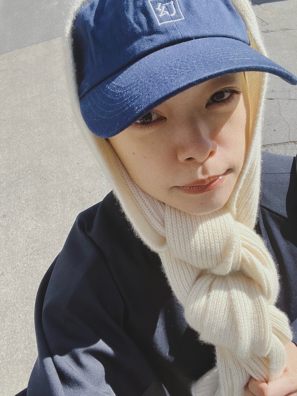 ブルー系のジャケット/アウター、グレー系のワンピース、ブルー系のスニーカーを着用したレディースの冬コーディネートの3枚目の写真