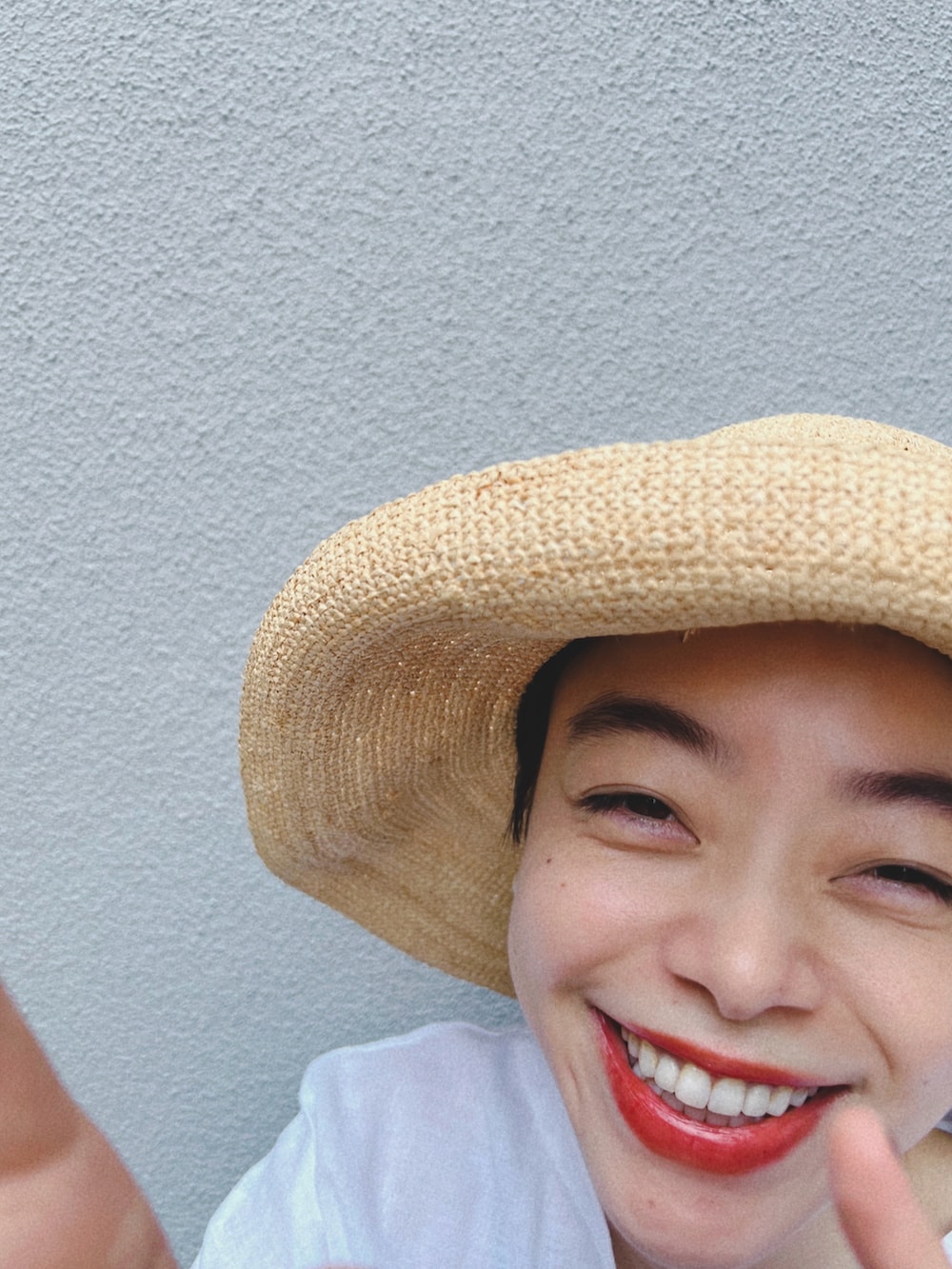 ホワイト系のシャツ/ブラウス、ブラック系のパンツ、ブラック系のシューズを着用したレディースの秋コーディネートの3枚目の写真