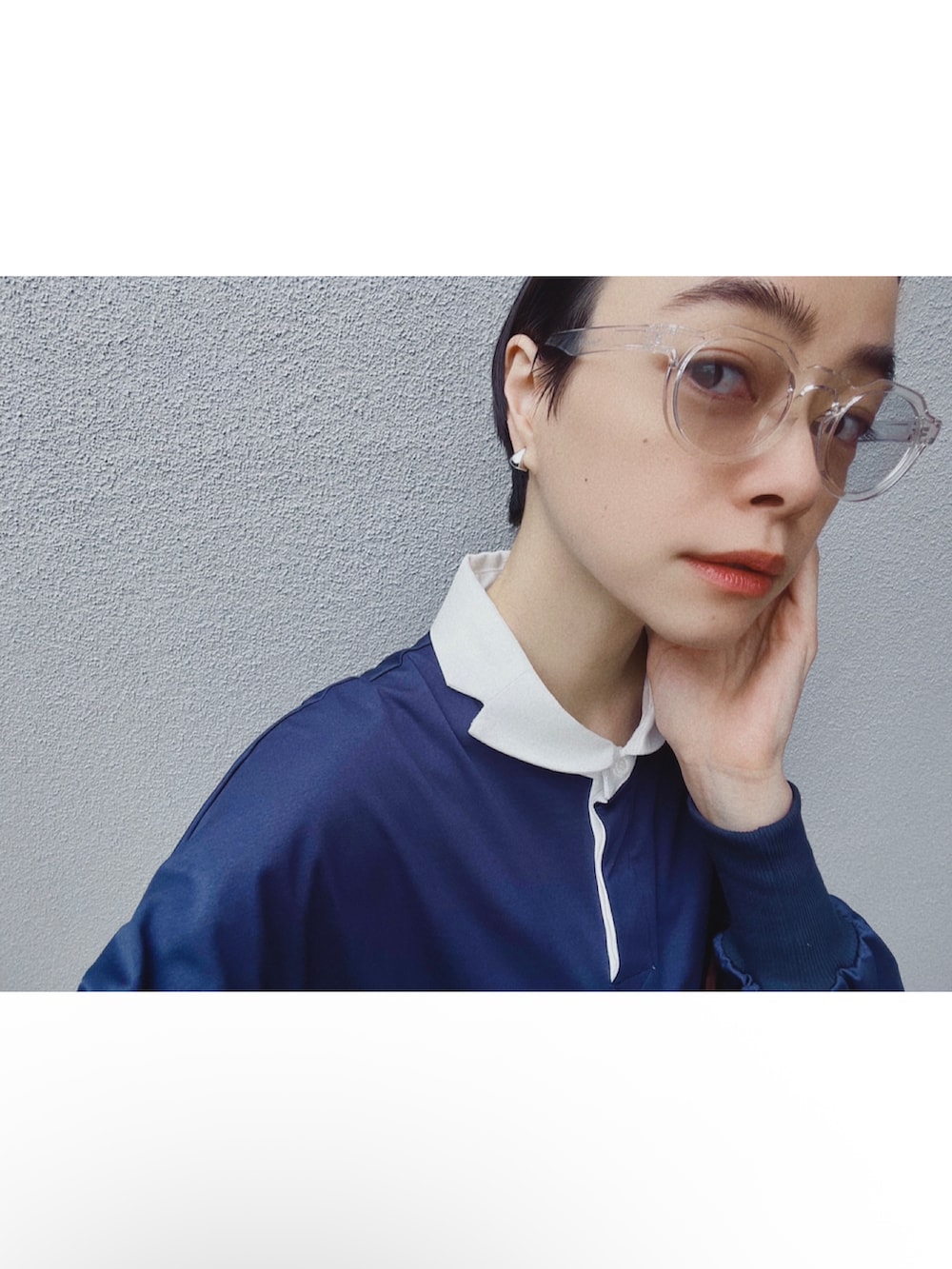 ブルー系のトップス、ブルー系のデニムパンツ、ブラック系のシューズを着用したレディースの春コーディネートの2枚目の写真