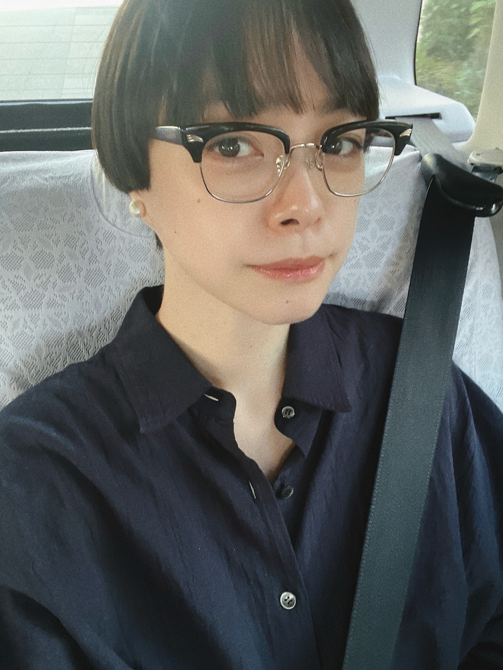 ブルー系のデニムパンツ、ブラック系のバレエシューズ、ブルー系のシャツ/ブラウスを着用したレディースの秋コーディネートの3枚目の写真