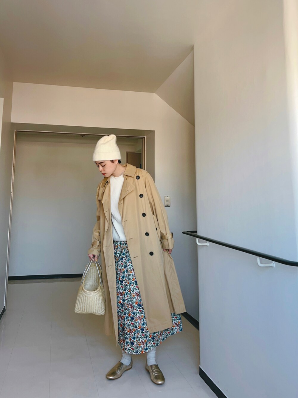 「かぐれ、オトナカジュアル、トレンチコート、春コーデ、ナチュラル、かごバッグ、花柄、花柄スカート、ニット帽、春、シンプル、ロングコート、ロングスカート、ママコーデ、ママファッション」｜「walenodeの【 walenode / ウェルノード 】 Cotton cashmere Sweatshirt sweater / コットンカシミヤスウェットセーター（ニット/セーター、ホワイト系）」を使った、Kanocoさん（レディース・170cm）の春コーディネートの2枚目の写真
