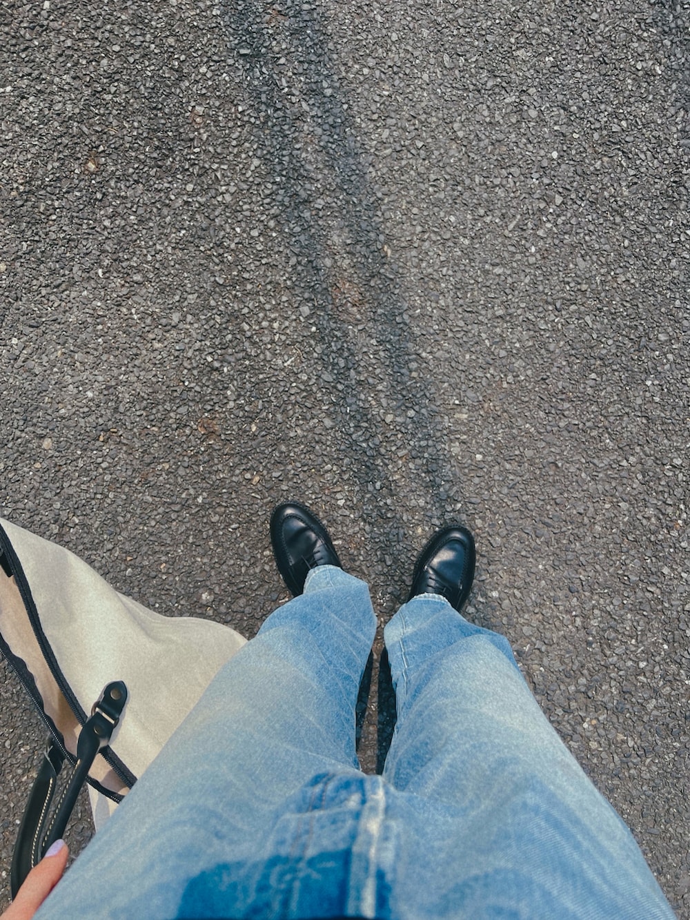 ブルー系のデニムパンツ、ブルー系のニット/セーター、ホワイト系のTシャツ/カットソーを着用したレディースの春コーディネートの2枚目の写真