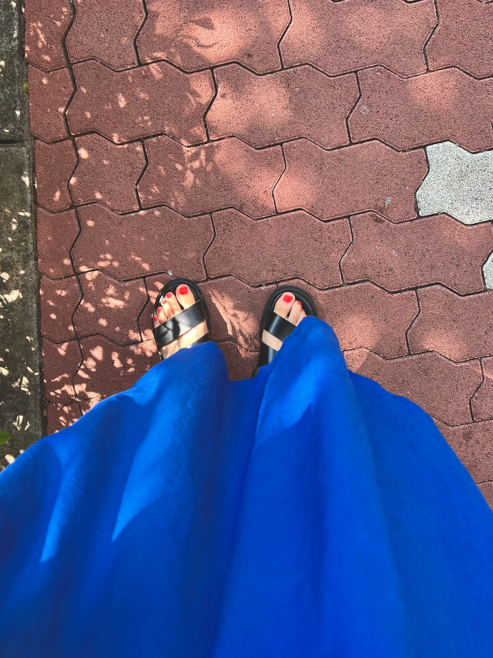 ブルー系のワンピース/ドレス、ブラック系のサンダル、ベージュ系のハットを着用したレディースの夏コーディネートの2枚目の写真