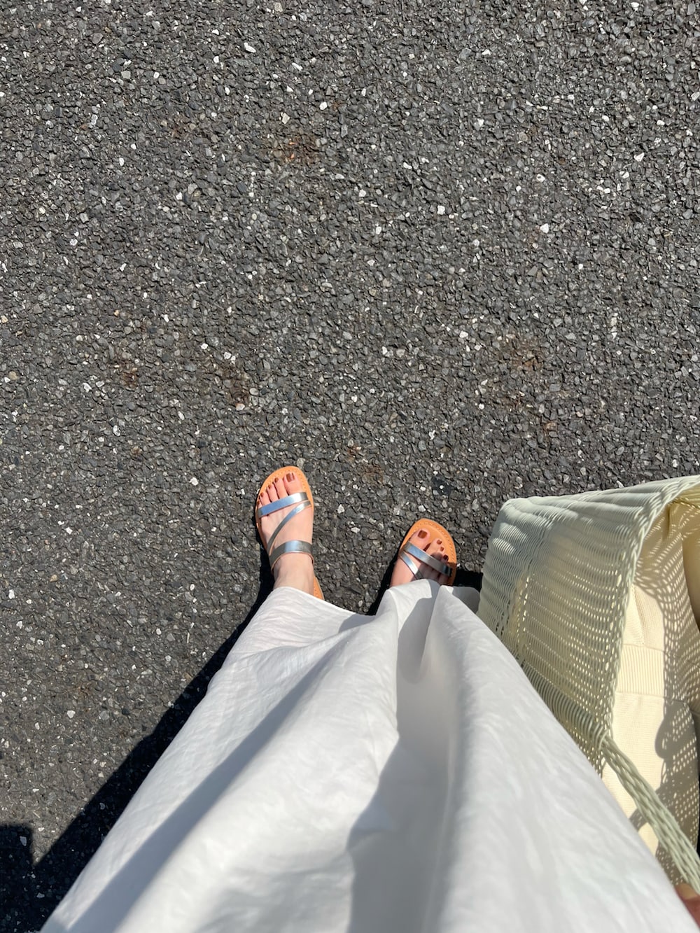 シルバー系のサンダル、グリーン系のトートバッグ、ホワイト系のワンピース/ドレスを着用したレディースの夏コーディネートの4枚目の写真