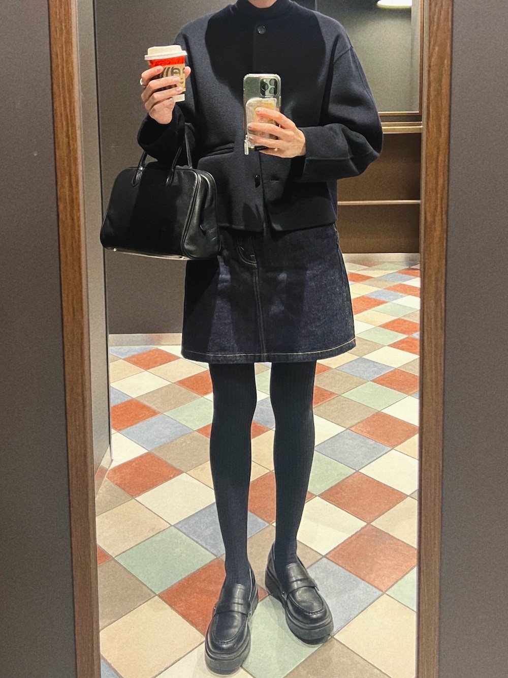 ブラック系のパンプス、ブルー系のその他アウター、ブルー系のニット/セーターを着用したレディースの秋コーディネートの2枚目の写真