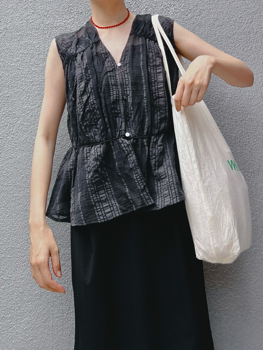 「夏服、オールブラック、ワントーン、ロングスカート、オトナカジュアル、カジュアル、キャップ、リラックススタイル、シンプル、シンプルコーデ、ナチュラル、ブラックコーデ、スカートスタイル、BLACKBYMOUSSY、ママコーデ」｜「BLACK BY MOUSSYのsheer check tops(シアーチェックトップス)（シャツ/ブラウス、ブラック系）」を使った、Kanocoさん（レディース・170cm）の夏コーディネートの2枚目の写真