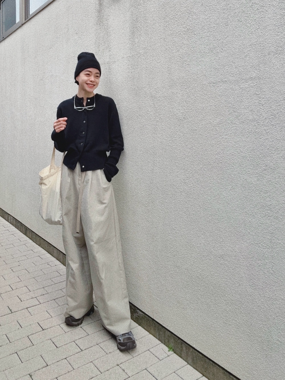 グリーン系のその他パンツ、ブラック系のカーディガン/ボレロ、グレー系のスニーカーを着用したレディースの春コーディネートの2枚目の写真