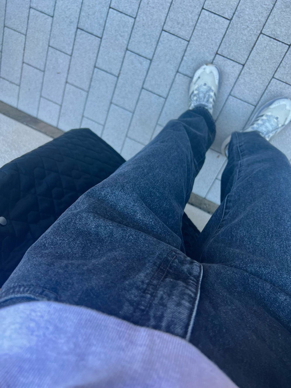 ブラック系のデニムパンツ、グレー系のスウェット、ブラック系のジャケット/アウターを着用したレディースの冬コーディネートの2枚目の写真