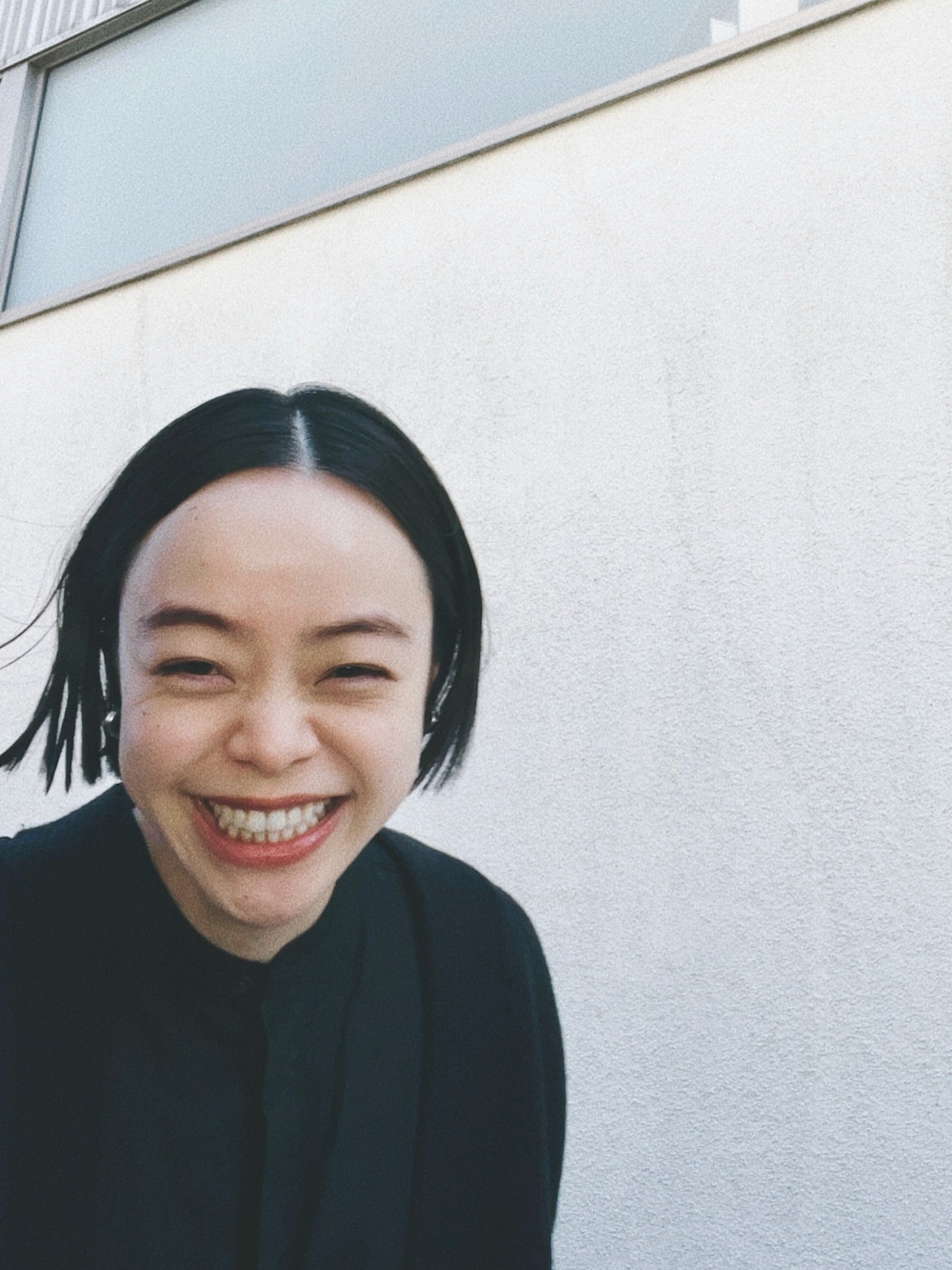 ブラック系のサロペット/オーバーオール、ブラック系のカーディガン/ボレロ、ブラック系のローファーを着用したレディースの春コーディネートの2枚目の写真