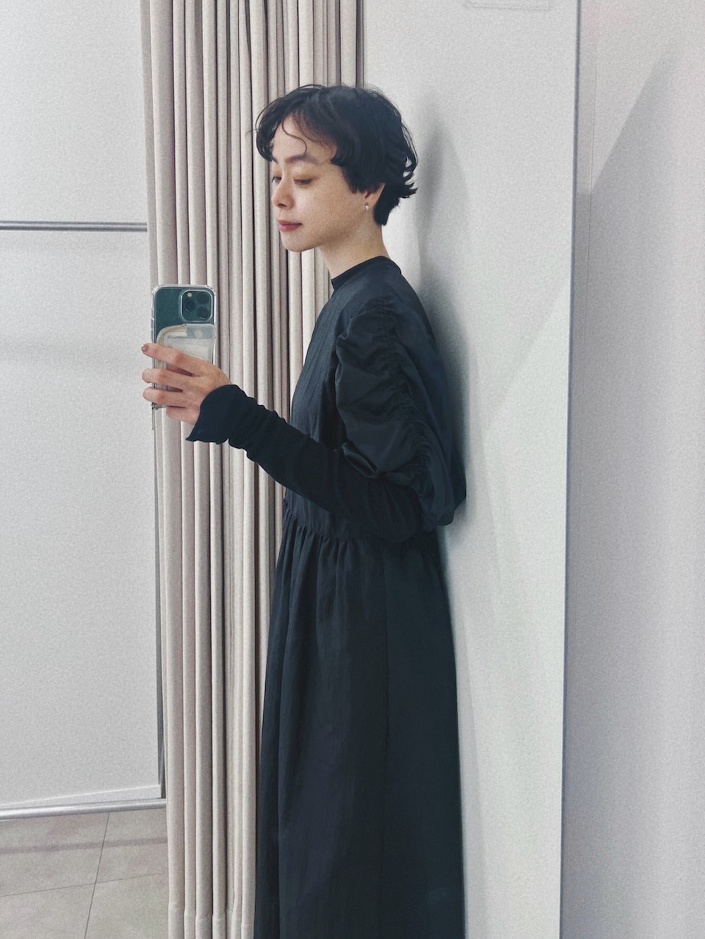 「ワンピース、ワンピーススタイル、ワンピース×スニーカー、リュック、バックパック、ワンピースコーデ、シンプルコーデ、シンプル、黒コーデ、オールブラック、めがね、カジュアル、ママコーデ、ママファッション」｜「6の＜6(ROKU)＞ナイロン ボリューム ワンピース（ワンピース、ブラック系）」を使った、Kanocoさん（レディース・170cm）の春コーディネートの2枚目の写真