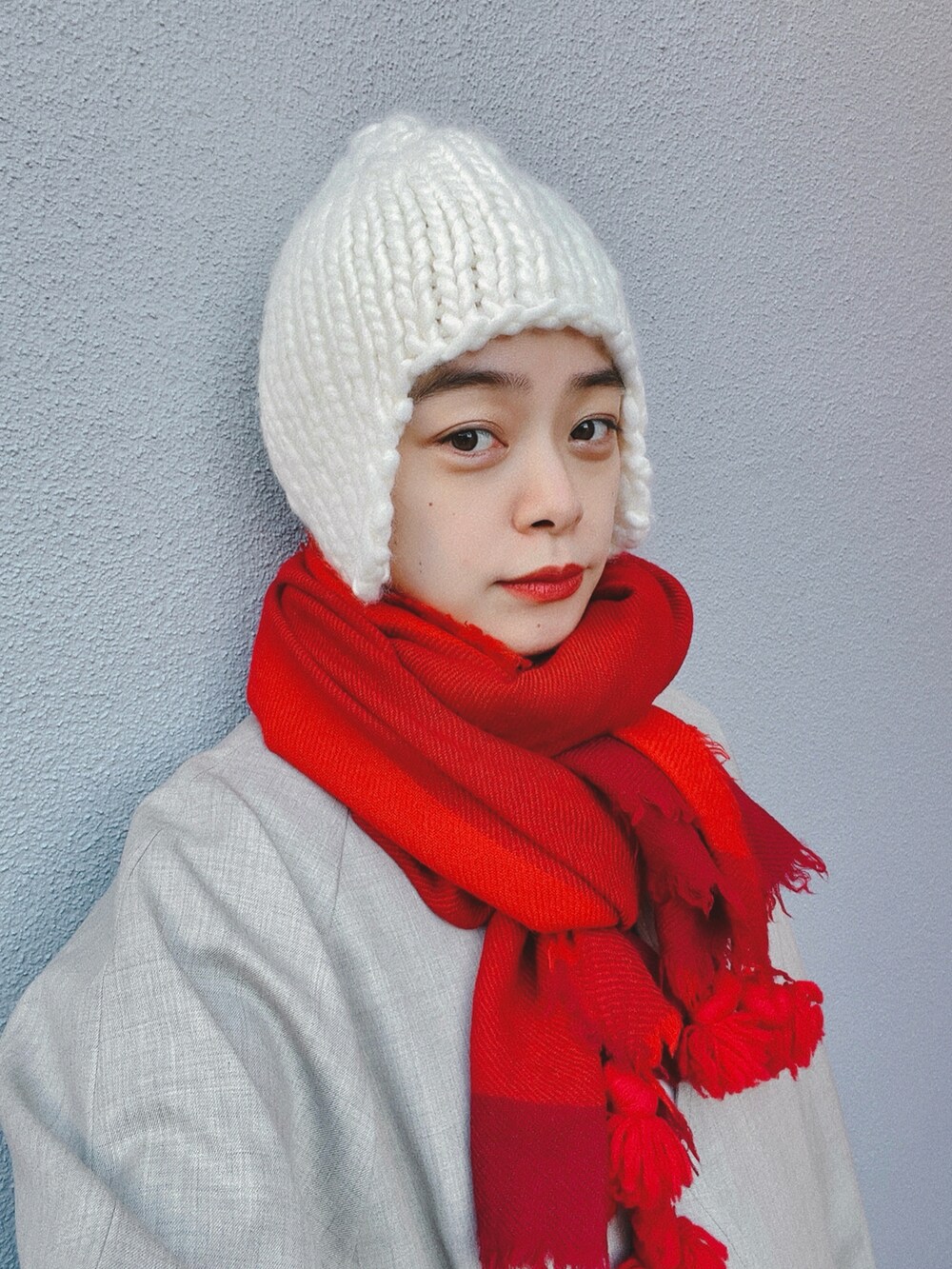 ベージュ系のジャケット/アウター、ブラウン系のつなぎ/オールインワン、ホワイト系のスニーカーを着用したレディースの冬コーディネートの2枚目の写真