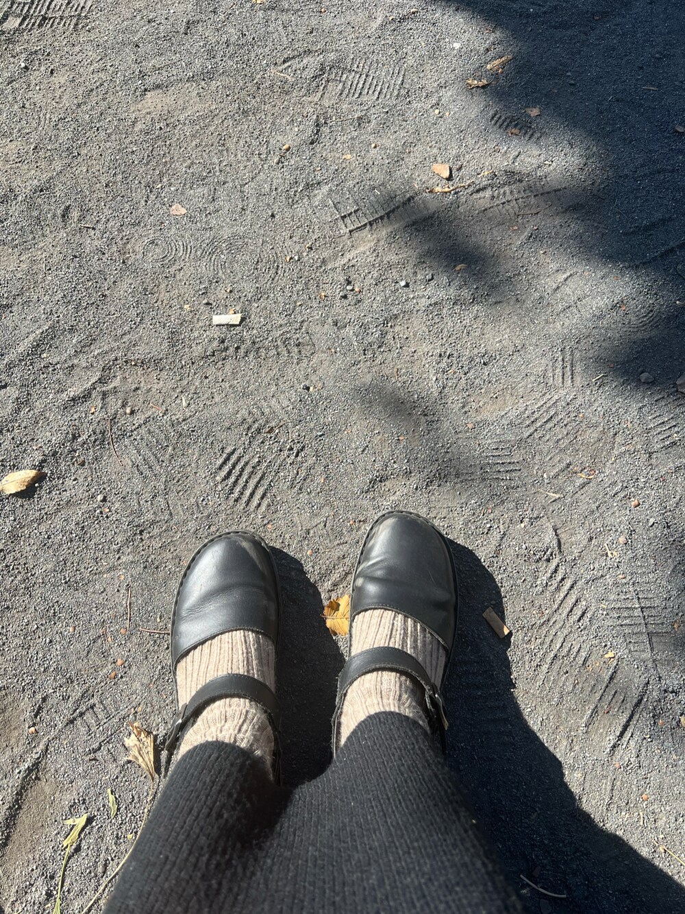 ブラック系のシューズ、ブラック系のワンピース、ベージュ系のジャケット/アウターを着用したレディースの秋コーディネートの2枚目の写真