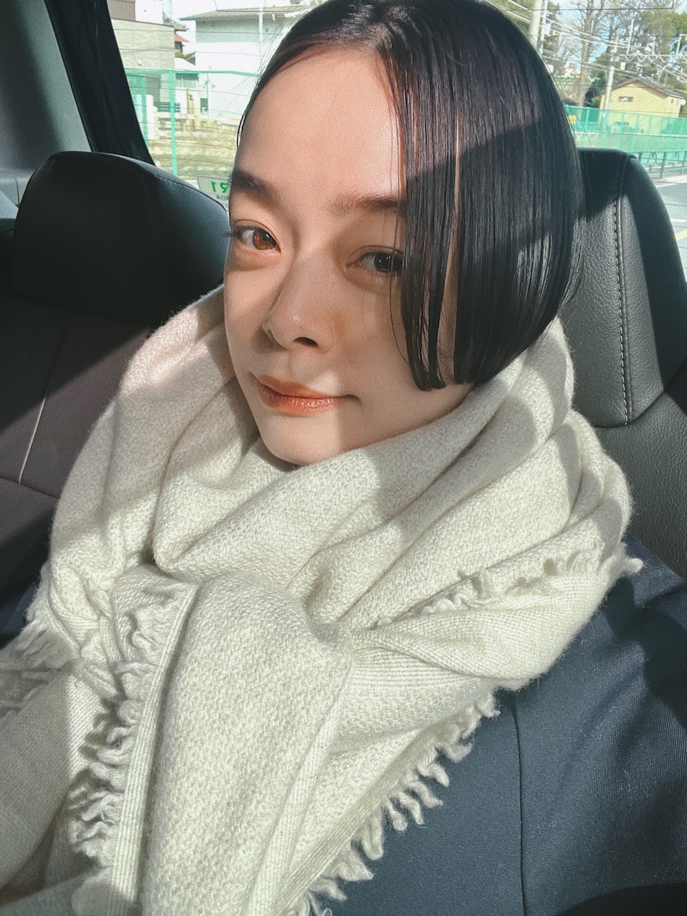 「大人コーデ、マフラーぐるぐる、マキシ丈ワンピース、ワンピース、タイトワンピース、ワントーンコーデ、ネイビー、ネイビー×ホワイト、シンプル、シンプルコーデ、ママコーデ、ロングコート」｜「RIM.ARKのOpen collar high neck OP（ワンピース、ブルー系）」を使った、Kanocoさん（レディース・170cm）の冬コーディネートの3枚目の写真