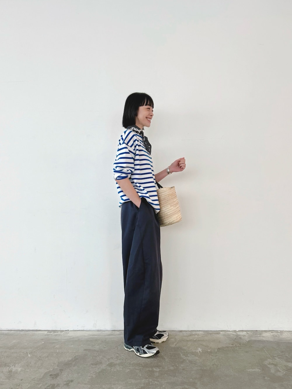 ブルー系のその他パンツ、ブルー系のTシャツ/カットソー、ベージュ系のかごバッグを着用したレディースの秋コーディネートの4枚目の写真